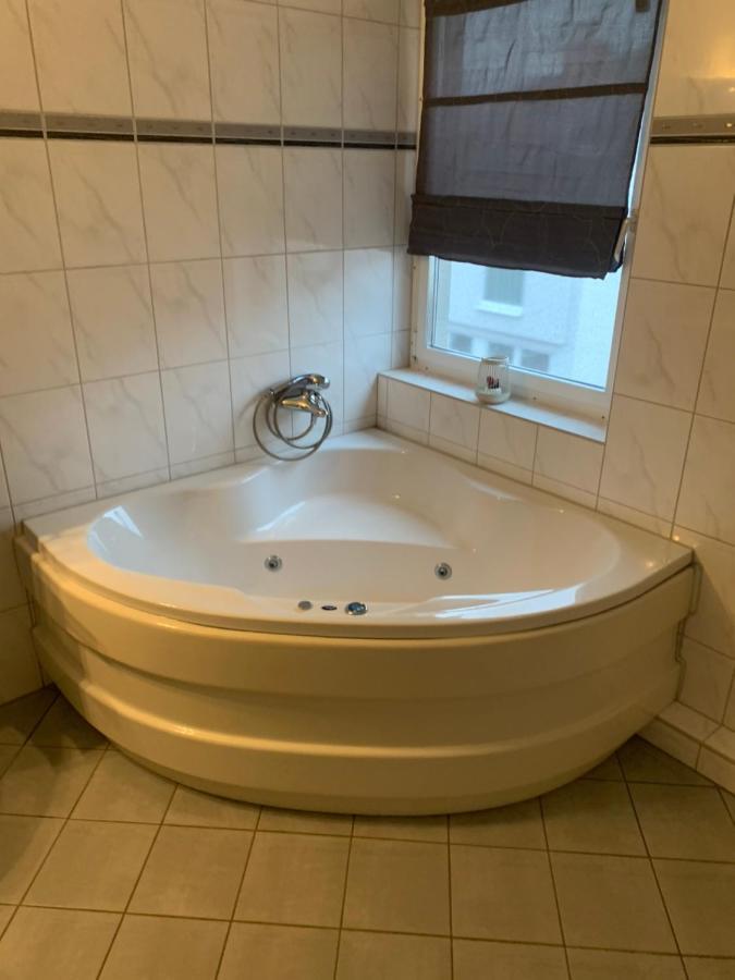Mainpark 4 Schlafzimmer Bis Zu 10 Personen Direkt Ueber Aschaffapartment Bei Aschaffenburg Mainaschaff