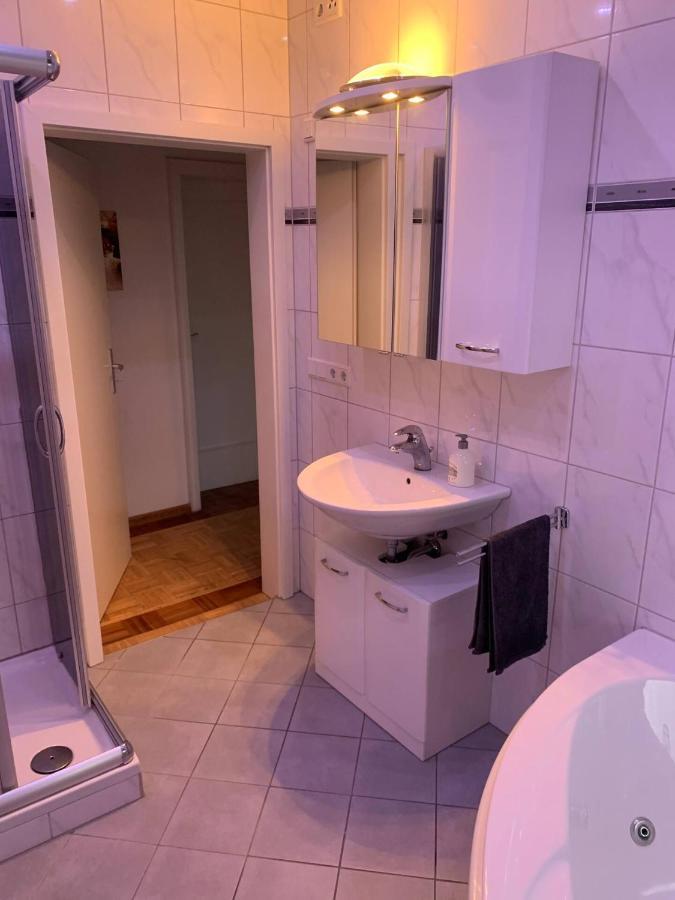 Mainpark 4 Schlafzimmer Bis Zu 10 Personen Direkt Ueber Aschaffapartment Bei Aschaffenburg Apartment *